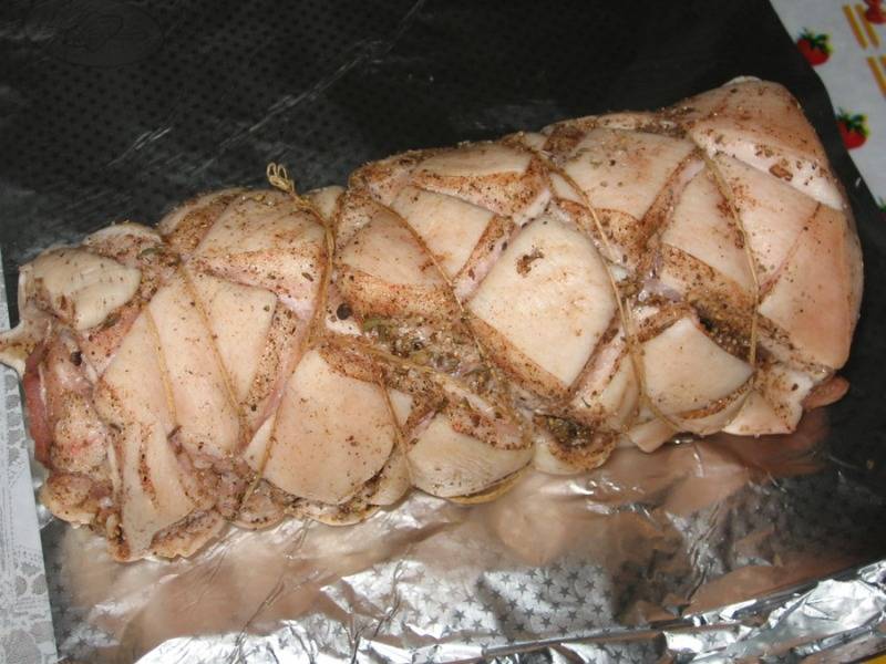 Рулет из свиной грудинки запеченный в духовке в фольге рецепт с фото пошагово в духовке
