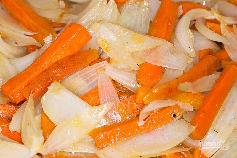 Затем на костёр отправьте лук к моркови. Готовьте овощи, помешивая, ещё минут 7.