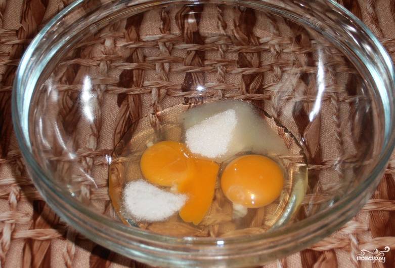 Венчиком взбиваем яйца с солью и сахаром. Взбиваем их до густой пены.