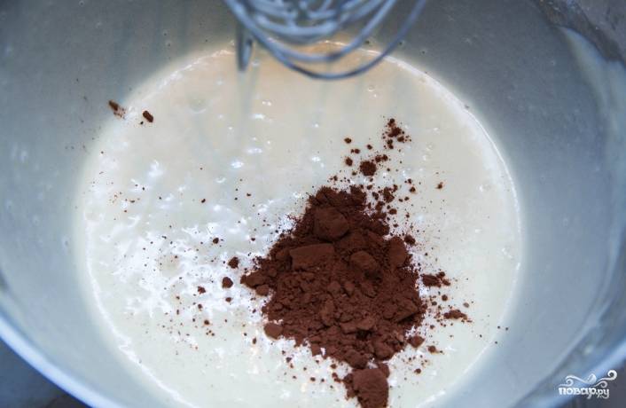 Разделите тесто на две части, поместив его в разные ёмкости. В одну из частей добавьте какао. Это нужно, чтобы выпечь один шоколадный бсквит. Оба бисквита, и белый, и шоколадный выпекайте в духовке по 25 минут при 180 градусах. 