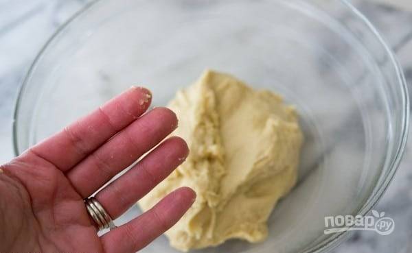 4.	Вымешивайте до тех пор, пока тесто не перестанет приставать к лопастям, смажьте миску растительным маслом и выложите в нее тесто.