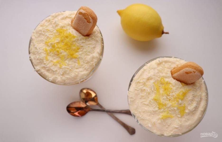 Верх готового десерта украсьте белым шоколадом и цедрой лимона. Уберите тирамису на 3-4 часа в холодильник. Приятного аппетита!