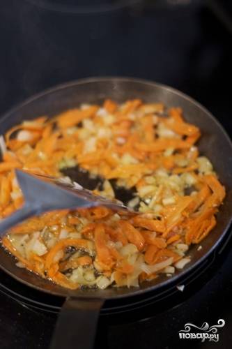 3 столовых ложки растительного масла смело наливаем на сковородку.  Лук с морковью туда же. Ставим это дело на средний огонь и на 3-5 минут забываем о нем. 