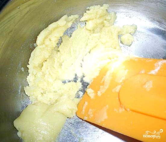 Натираем сыр на крупной терке. Приступаем к основе для сырного соуса. Для этого берем полстакана муки, насыпаем ее в кастрюльку. Прогреваем на огне, добавив сливочное масло.