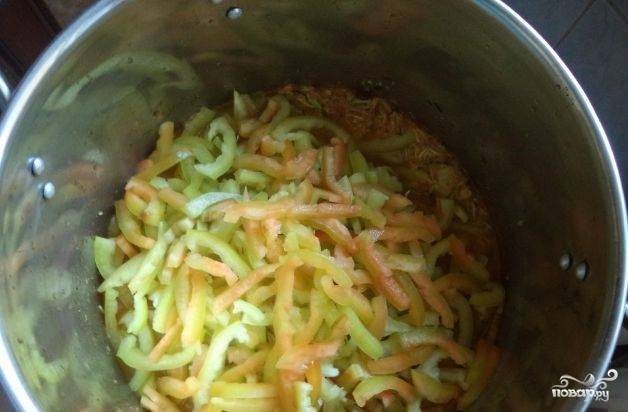 Влейте помидорно-чесночную массу к моркови с луком. Перемешайте и доведите овощи до кипения. Добавьте в сотейник кабачки и перец. Вновь доведите блюдо до кипения.