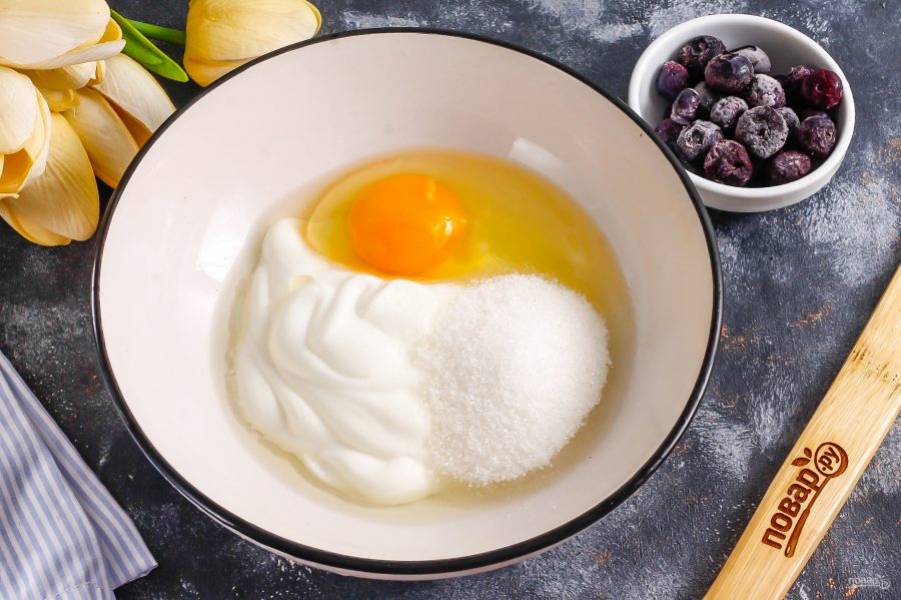 В это время соедините в миске сметану любой жирности, куриное яйцо, оставшийся сахар и соль. Взбейте всю массу. По желанию можно добавить и ванильный сахар или ароматизатор.