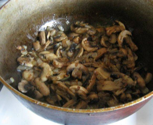 4. Добавляем грибы и жарим вместе с луком до готовности.