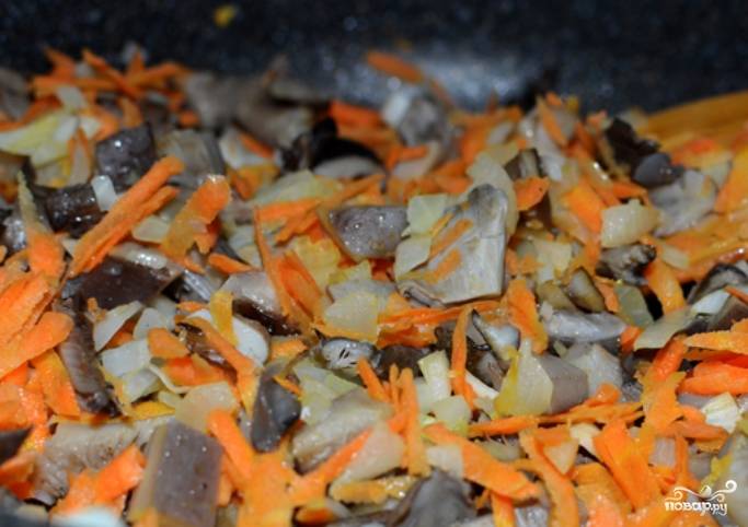 Вешенки промываем и нарезаем пластинками. Обжариваем несколько минут на растительном масле. Добавляем к грибам порезанный лук и тертую морковь. Перемешиваем и жарим вместе до готовности.