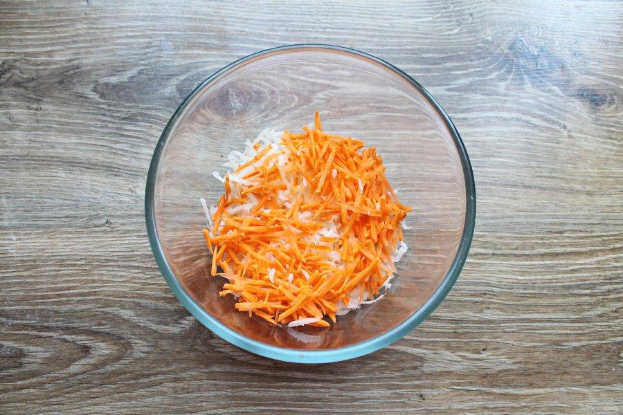 Морковь почистите, порежьте тонкой соломкой и добавьте в миску с дайконом.