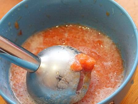 Чистим лук. Нарезаем помидоры и лук, выкладываем в чашу блендера. Добавляем соль и специи, измельчаем помидоры с луком до состояния пюре.