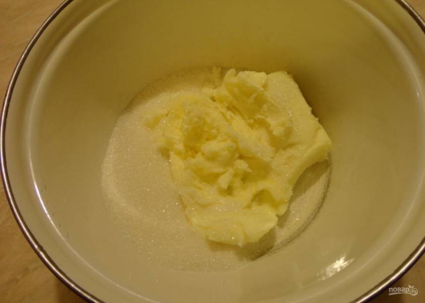 1.	Масло заранее достаю из холодильника и выкладываю его в кастрюлю, добавляю сахар и соль, перемешиваю.