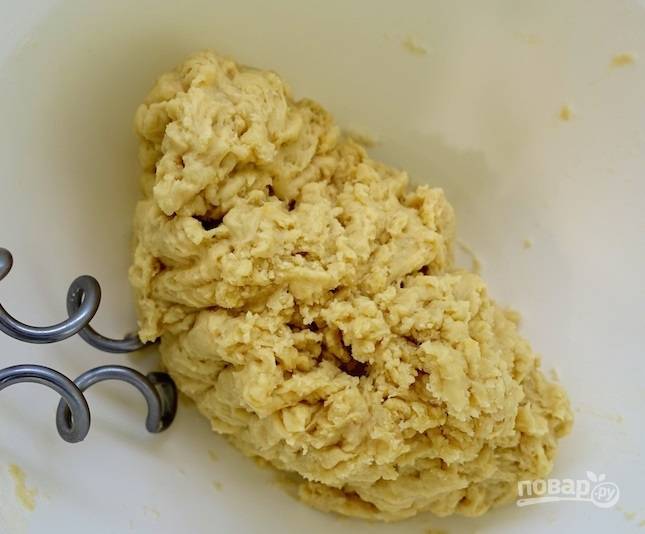 2.	Влейте к сухим ингредиентам жидкие составляющие, затем остудите немного и введите куриное яйцо. С помощью насадки для замеса замесите тесто.