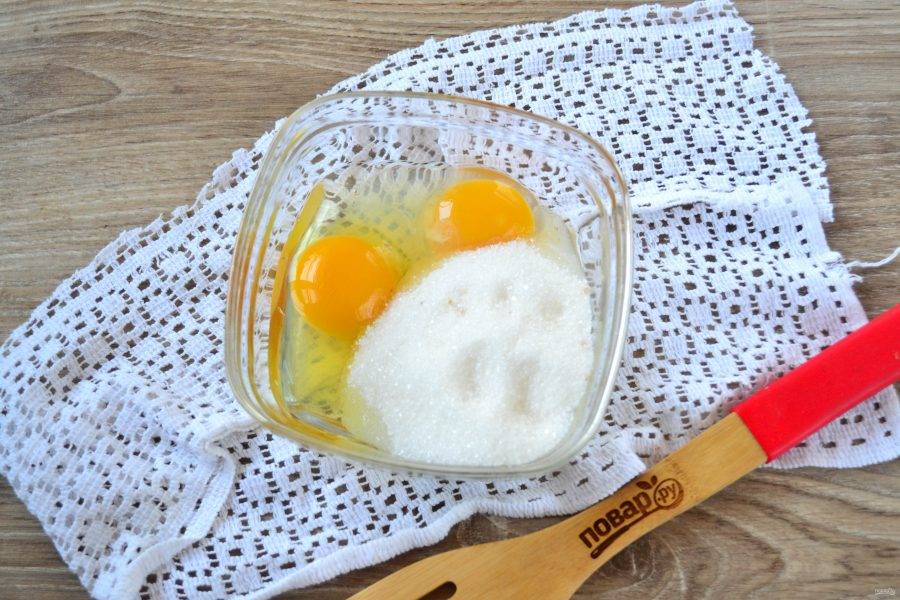  Яйца соедините с сахаром.