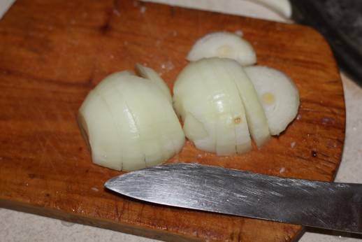 1. Мясо режем порционными кусками, лук - полукольцами. Лука много не бывает, так что можете взять и больше, чем три луковицы.