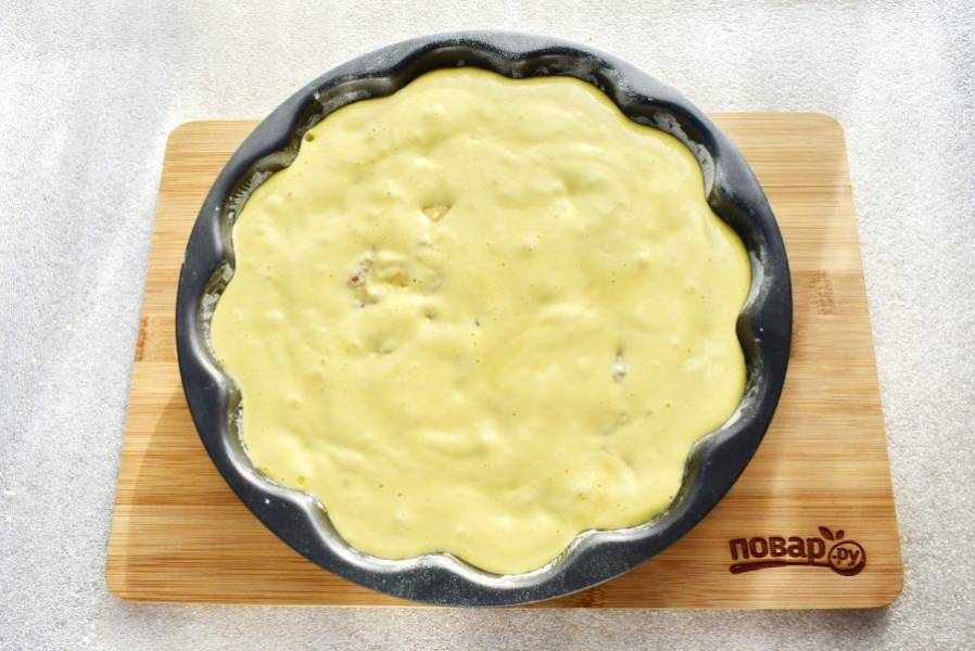 Форму для запекания смажьте маслом, присыпьте мукой. Вылейте тесто в форму и поставьте запекаться в хорошо разогретую (180 градусов) духовку на 30 минут.