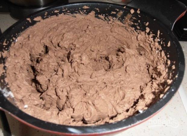 Приготовим крем для прослойки. Шоколад растопим на водяной бане. Взбиваем сливки с сахарной пудрой, добавляем маскарпоне и взбиваем. Затем добавляем растопленный шоколад, взбиваем.