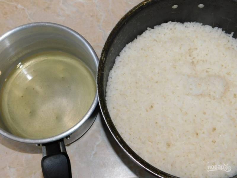 Немного нагрейте рисовый уксус и растворите в нем соль и сахар. Полейте готовый рис и перемешайте деревянной лопаткой. Остудите.