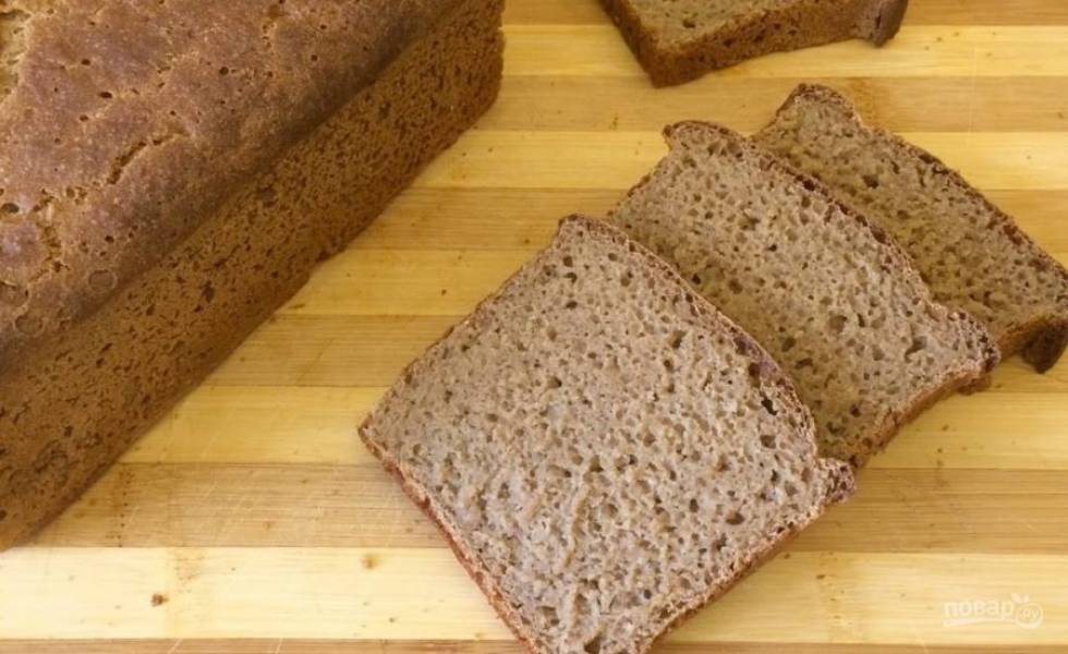 5. Остудите хлеб в форме в течение 10 минут, после чего выложите его на решетку и накройте полотенцем до полного остывания. Приятного аппетита!