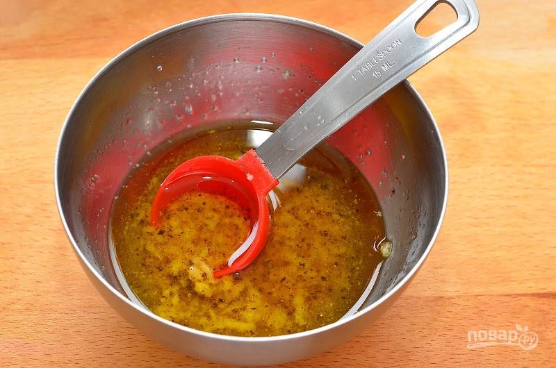 3.	Для заправки: в миску наливаю оливковое масло, добавляю вишневый уксус, выдавливаю чеснок, по вкусу кладу соль и перец, хорошенько все перемешиваю.