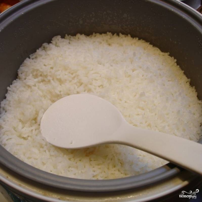 Слить воду с риса. Сам рис переложить в чашу мультиварки и залить нужным количеством воды.  Выбрать режим "Выпечка", время готовки 10 минут. Затем переключить на режим "Тушение", время готовки 20 минут. По окончании программы даем рису "отдохнуть" 15 минут.