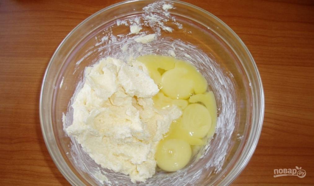 1. Масло держим при комнатной температуре. Когда оно станет мягким, перетираем с яичными желтками до однородности. Добавим сахар, корицу, разрыхлитель и муку, перемешаем. 