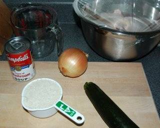 Подготовить продукты. Рис помыть, курицу разделить на части.