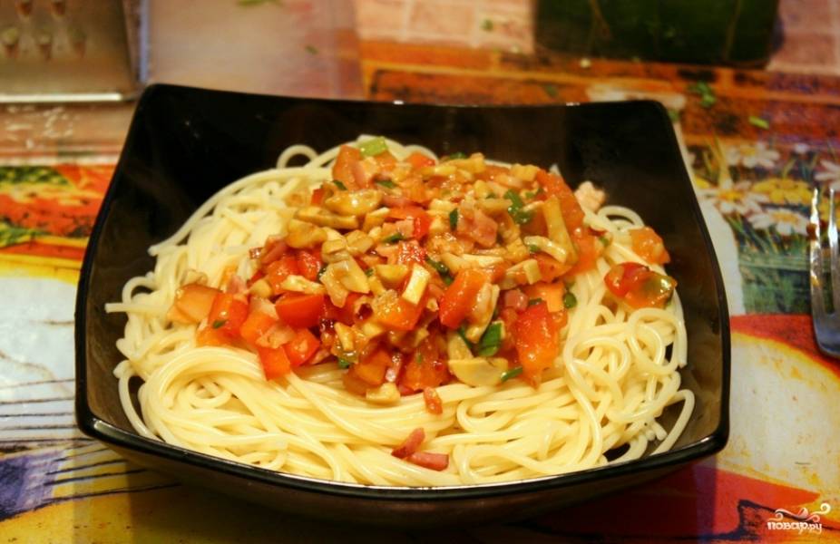 Отваренные макароны поливаем соусом со сковороды.