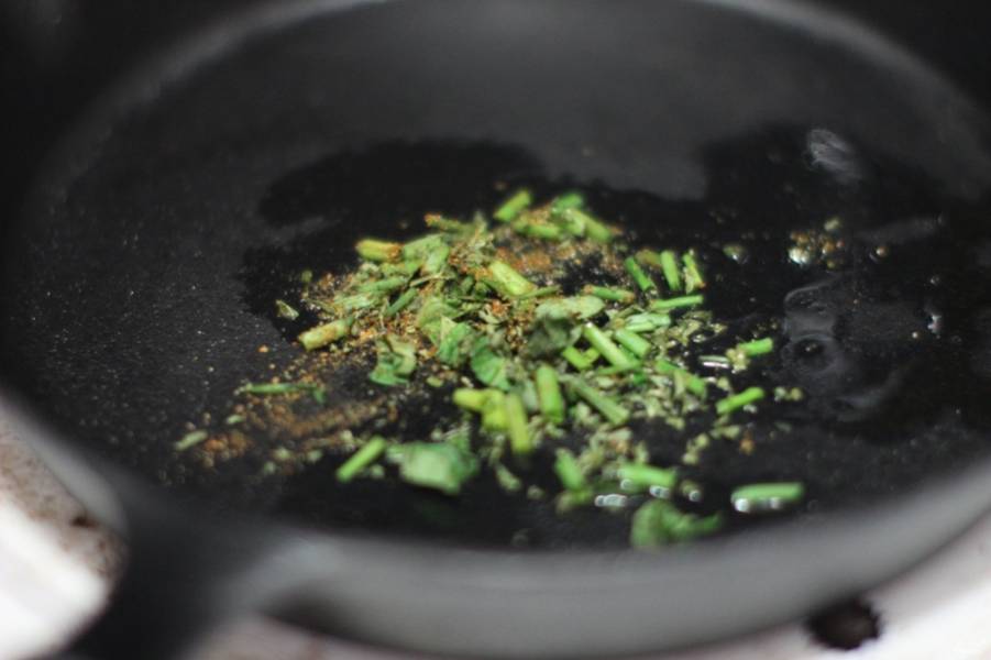 Зелень обжарьте в масле минуты 2, добавив соль. Филе пангасиуса тем временем можете натереть приправой. 