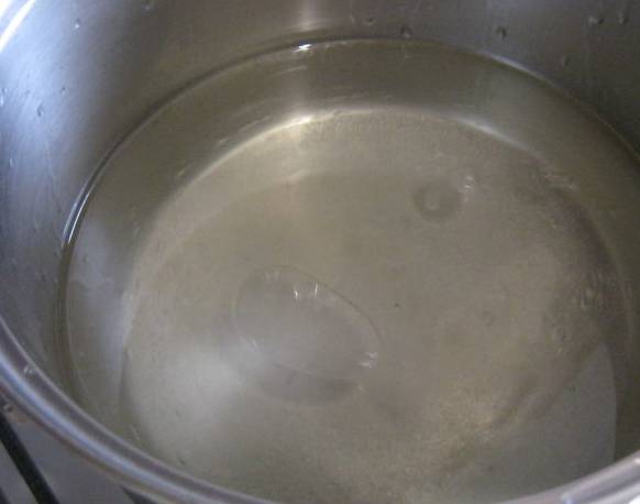 2. В другую кастрюлю наливаем воду, добавим соль и сахар. Доводим до кипения, чтобы соль и сахар полностью растворились. Далее вливаем масло и уксус, перемешиваем, заливаем этим маринадом кастрюлю с шинкованной капустой.