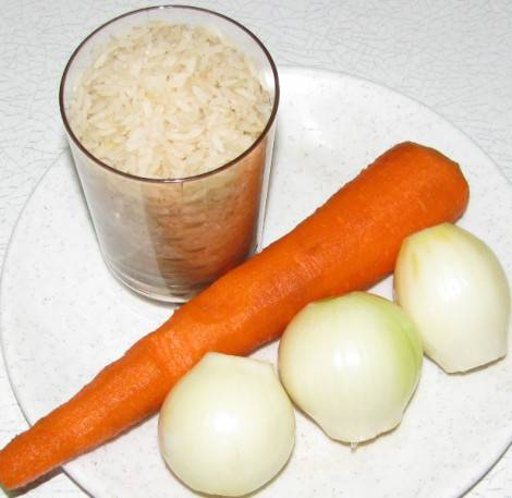 Рис хорошенько промываем в холодной и подсоленной воде, морковь и лук очищаем.