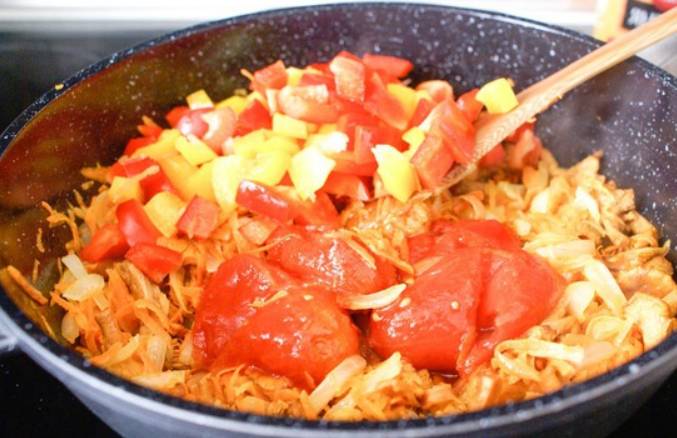 Настал черед добавить порезанные томаты, перец и соль по вкусу. Тушим под крышкой 10 минут.