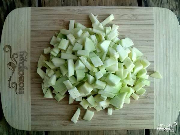 Кабачок и картофель тщательно промойте и очистите. Из кабачка удалите семена. Промойте овощи в холодной воде. Нарежьте кабачок кубиками небольших размеров, примерно сантиметр на сантиметр.