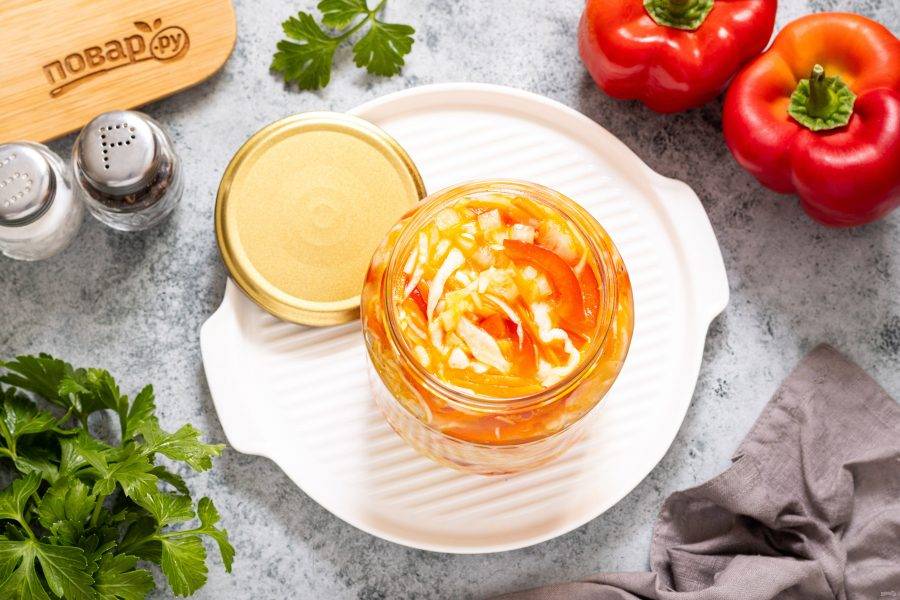 Разложите овощи по чистым стерилизованным банкам. Прикройте крышками, но не закручивайте.