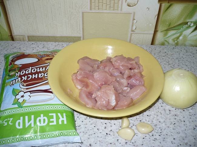 1. Вот такой минимальный набор ингредиентов необходим по рецепту приготовления курицы в кефире с овощами. Дальше вы можете изменять его на свой лад.