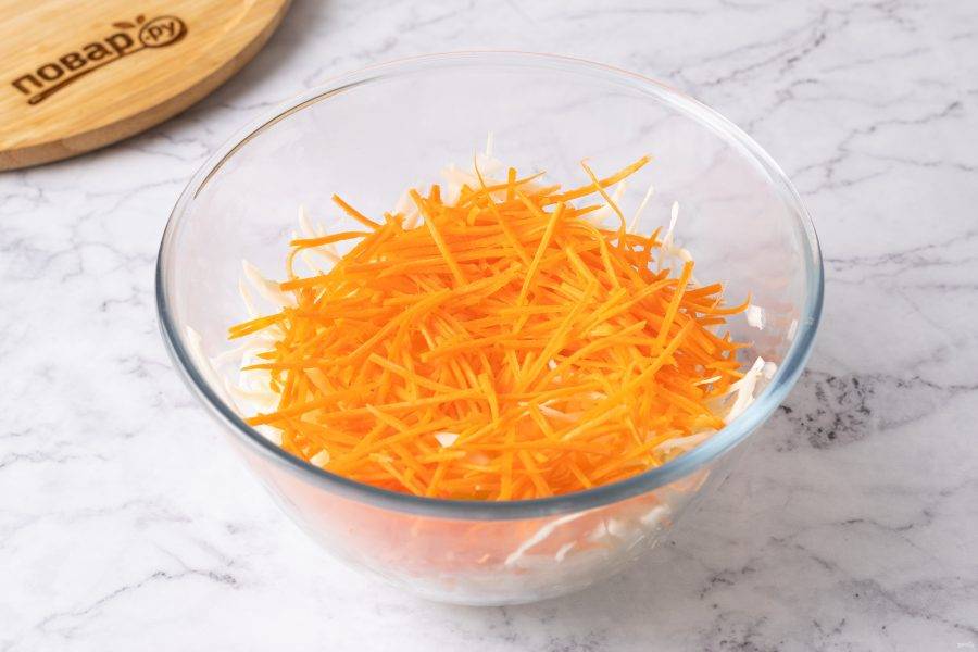 Морковь очистите и натрите на мелкой тёрке. Я использую терку для моркови по-корейски.