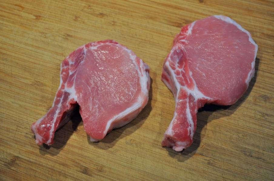 1. Для приготовления этого блюда в данном случае используется свинина на косточке. Это позволит мясу лучше держать форму в процессе жарки. Для начала свинину нужно вымыть и как следует просушить бумажным полотенцем. 