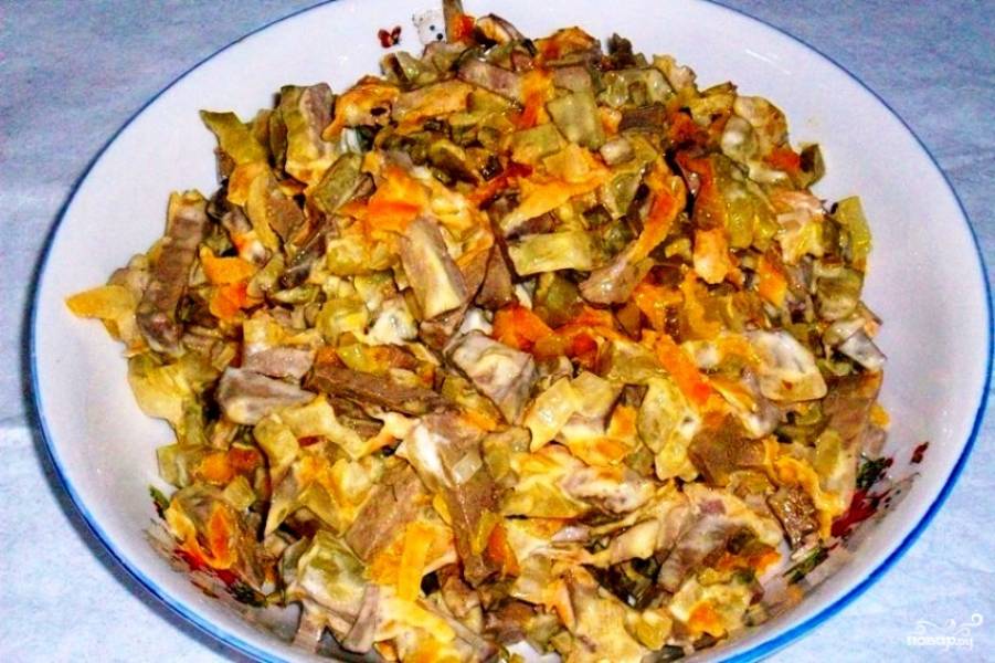 Салат «Обжорка» с колбасой (классический рецепт)