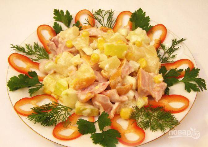 Салат с ананасами и копченой курицей