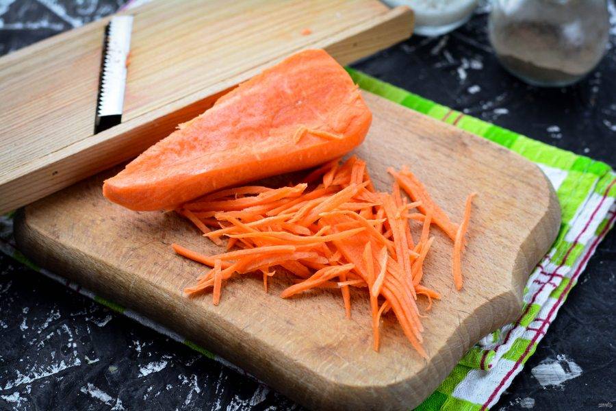 Очищенную сладкую морковку натрите на терке.