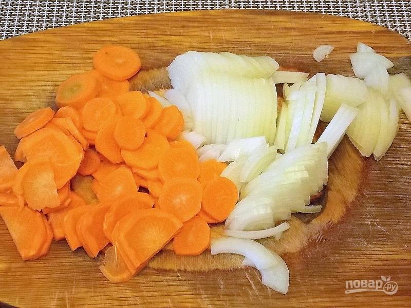 Нарежьте морковь кружочками, лук полукольцами.