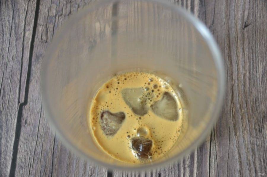В стакан блендера положите 5 кубиков льда и влейте кофе "эспрессо".