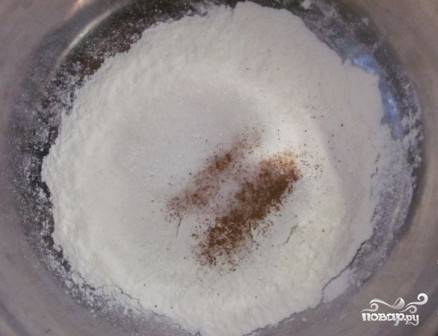В миску, в которой будем делать тесто, просеиваем муку, добавляем соль, сахар и корицу.