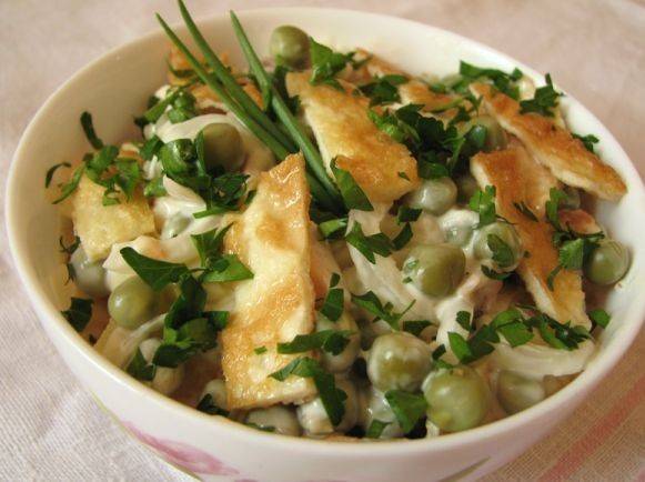 6. Смешиваем салат с майонезом и по вкусу можно добавить зелень. Приятного аппетита!
