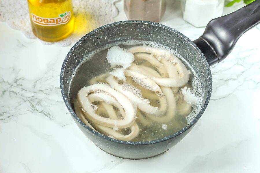 Отварите 2-3 минуты в кипящей воде, но не более, иначе кольца станут резиновыми на вкус. 