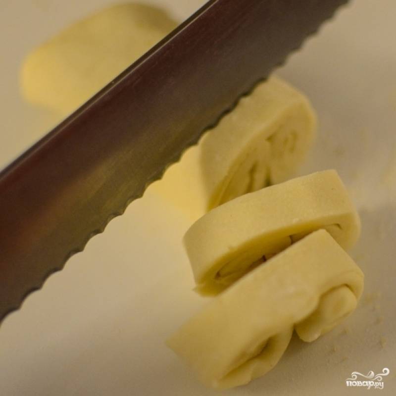 7. Острым ножом разрежьте колбаску на печенье, толщиной по 1 см.
