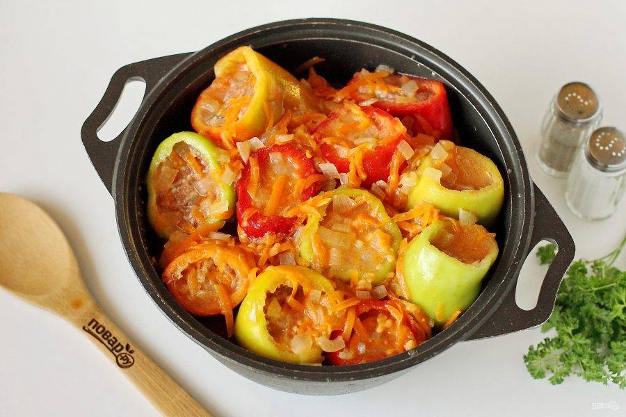 Полейте перцы томатно-сметанным соусом, накройте крышкой, доведите до кипения и уменьшив огонь тушите около 40 минут.