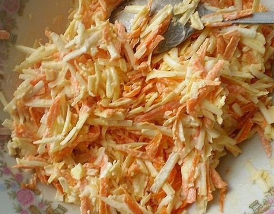 Соединяем морковь и сыр, перемешиваем с майонезом.