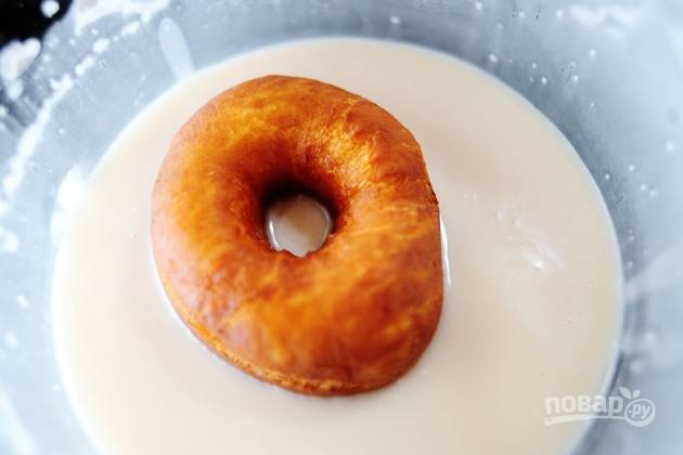 8. В пиале смешайте сахарную пудру, воду и ванилин. В полученную глазурь обмокните пончики.