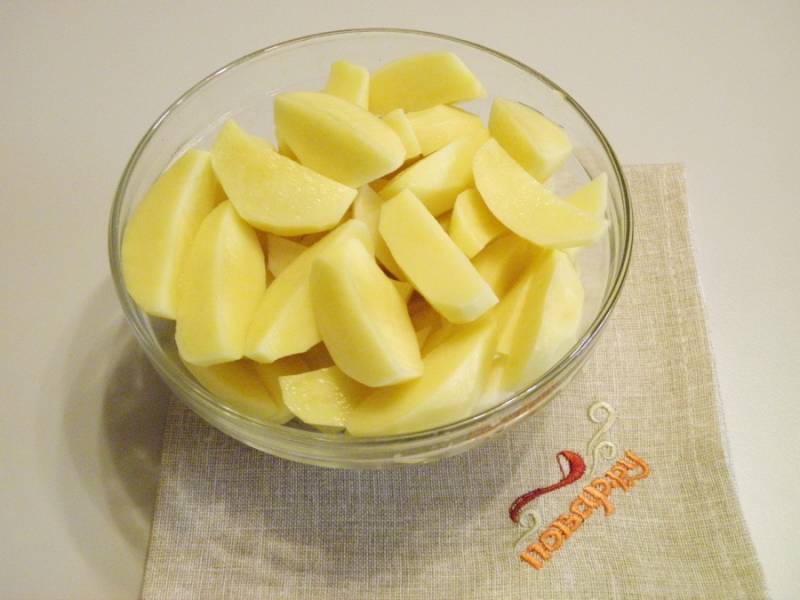 6. За это время можно вымыть и очистить картофель. Нарезать его небольшими кубиками или четвертинками. 