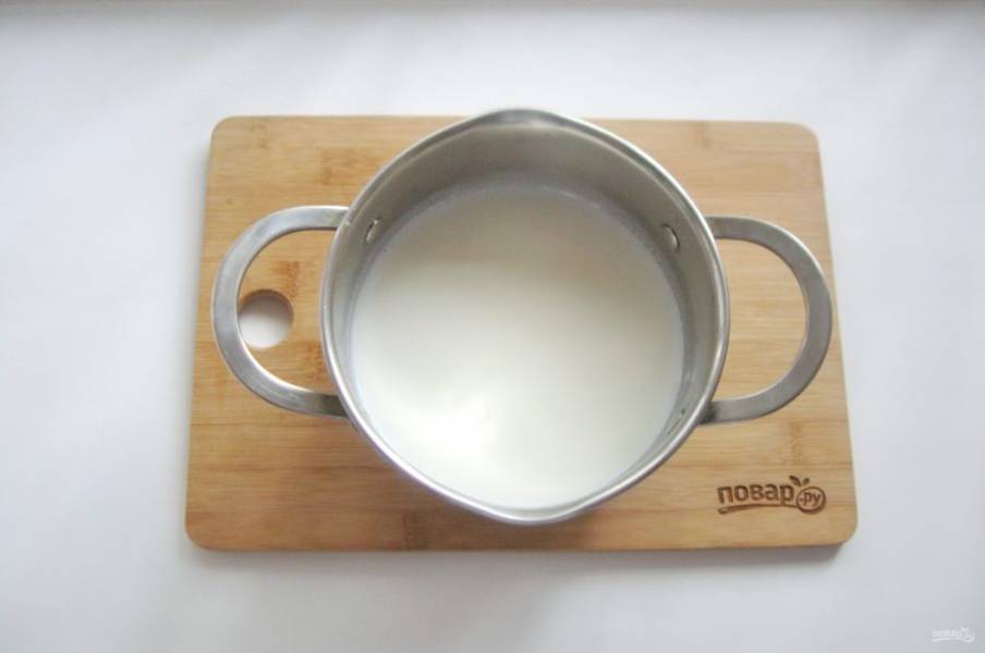 Налейте молоко в кастрюлю с толстым дном. Поставьте на плиту и доведите молоко почти до кипения.
